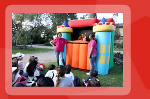 Titeres gigantes y teatrinos inflables para fiestas infantiles.
